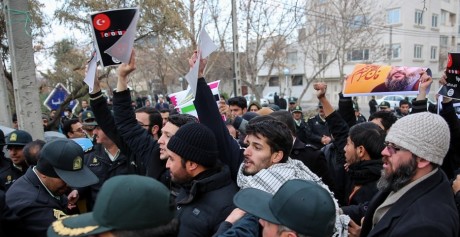 فیلم تظاهرات مردم مقابل کنسولگری ترکیه در مشهد+دانلود
