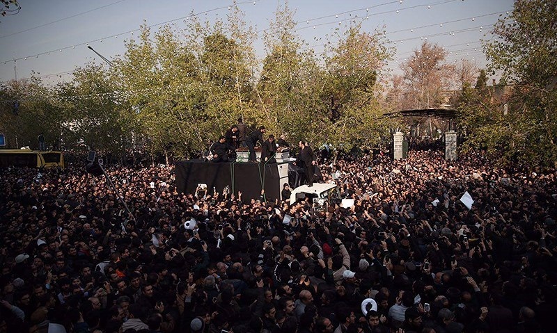 اقامه نماز توسط رهبر انقلاب بر پیکر آیت‌الله هاشمی رفسنجانی + عکس