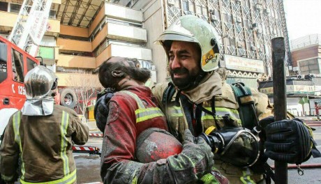 پنجشنبه سیاه تهران/لحظات دردناک گریه آتش نشانان در سوگ همکارانشان+تصاویر