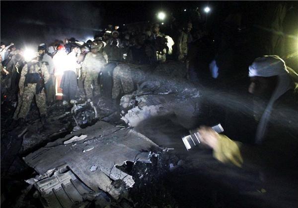 48 کشته در سقوط هواپیمایی در پاکستان + تصاویر