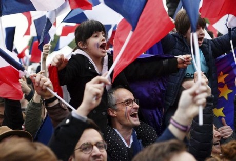 جشن و شادمانی هواداران ماکرون در خیابان های پاریس+عکس