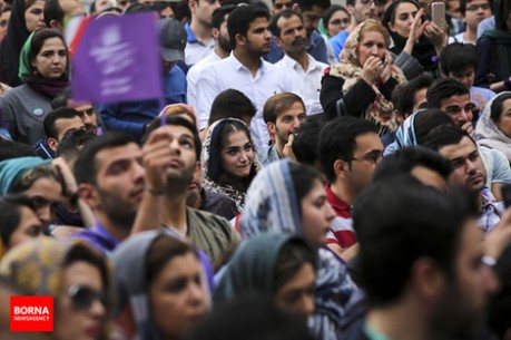 آلبوم عکس از هواداران روحانی در هنگام مناظره