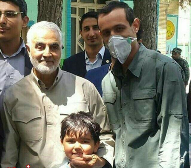 سردار سلیمانی در حال رای دادن با مدافعان حرم+عکس