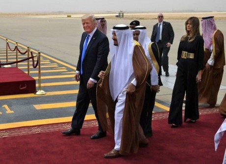 استقبال ملک‌سلمان از ترامپ و همسرش در فرودگاه +تصاویر