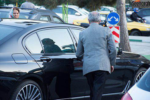 مهران مدیری و اتومبیل گران قیمتش در مراسم عارف لرستانی +عکس