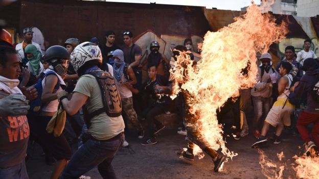آتش زدن یک دانشجوی 21 ساله در خشونت ونزوئلایی ها +عکس