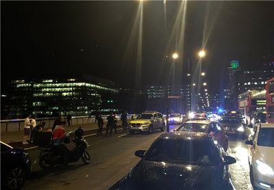 هجوم یک خودرو به عابران پیاده در قلب لندن +عکس