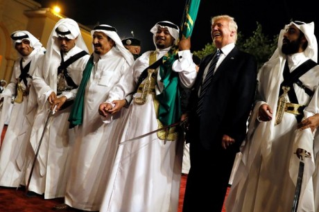 رقص ترامپ با پادشاه عربستان+عکس