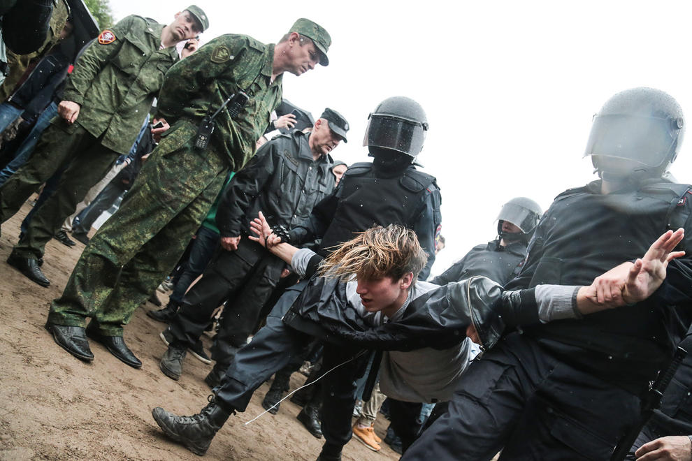 تظاهرات ضد پوتین در روسیه به خشونت کشیده شد+عکس