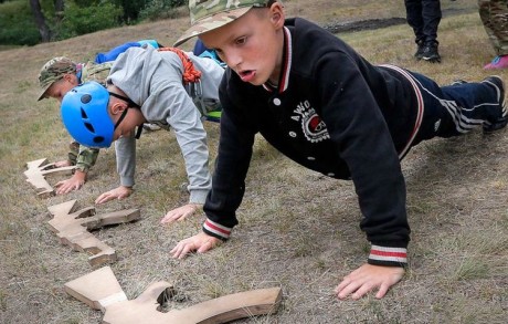 کودکان اروپایی که به‌جای بازی، آموزش نظامی می‌بینند +تصاویر