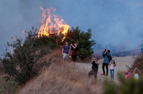 سلفی لس آنجلسی ها با آتش!+عکس