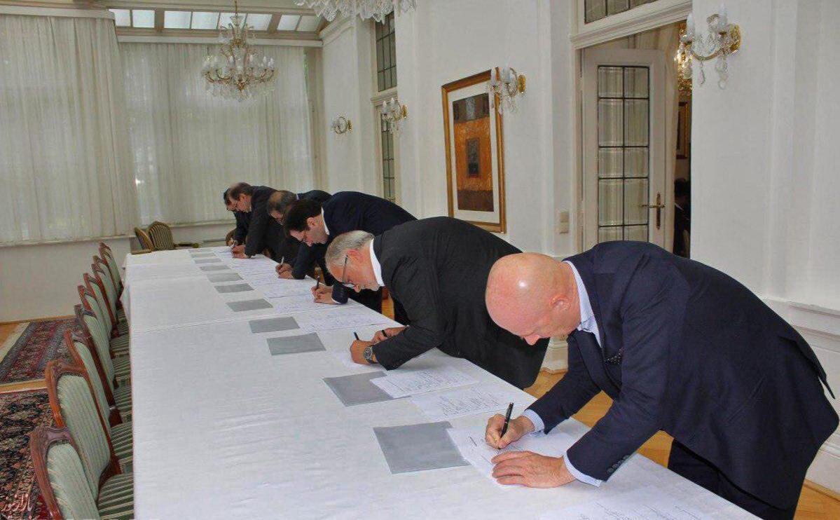 عکس: مراسم امضای قرارداد یک میلیارد یورویی بانک های ایران با «اوبر بانک» اتریش