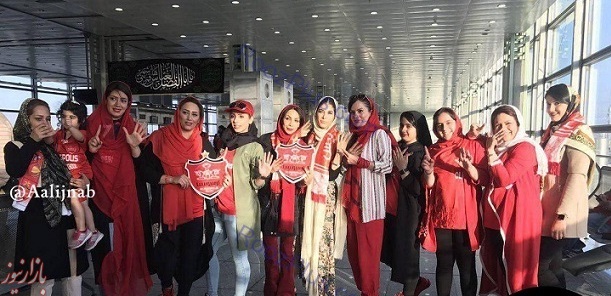 عکس: تیپ دختران طرفدار پرسپولیس در خارج از ایران