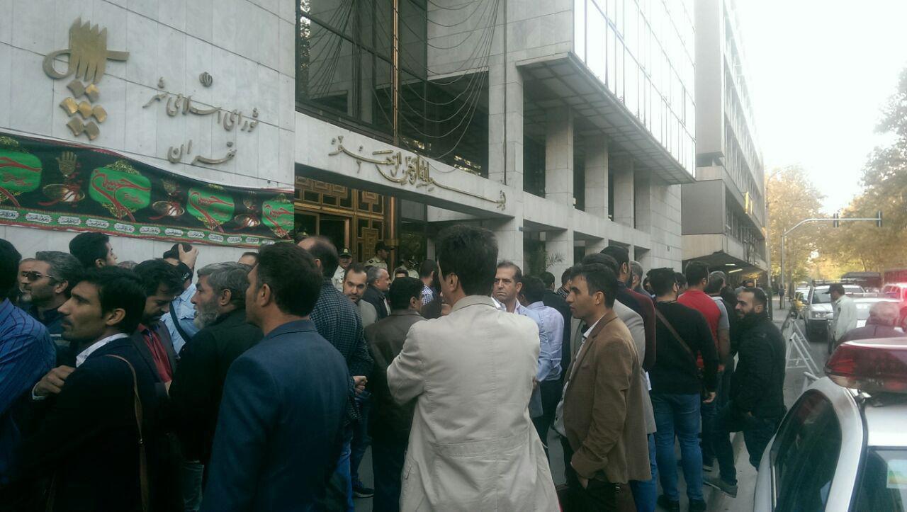 تجمع اعتراض امیز پیمانکاران شهرداری مقابل شورای شهر +عکس