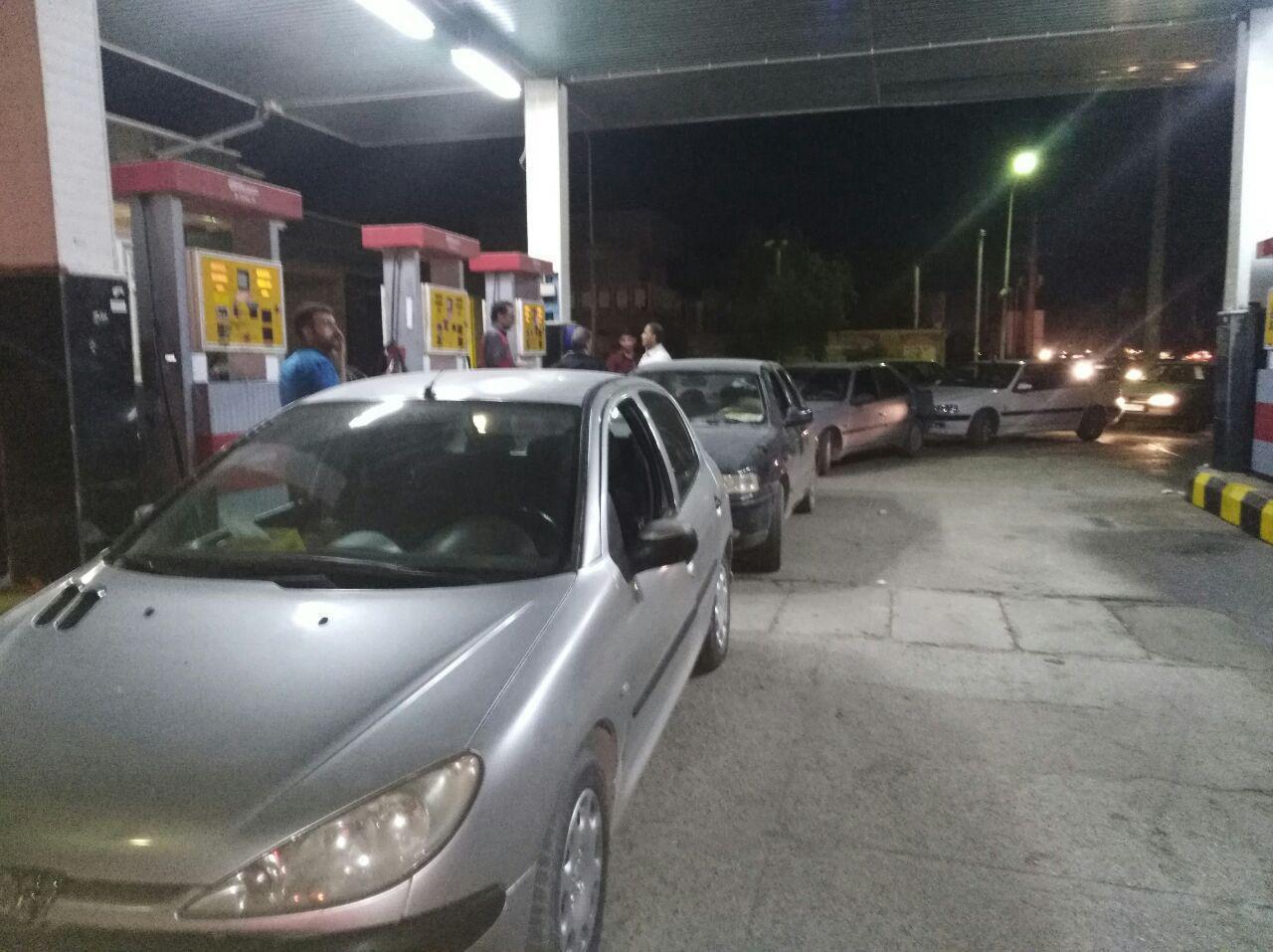 هجوم مردم قصرشیرین به پمپ بنزین‌ها +عکس