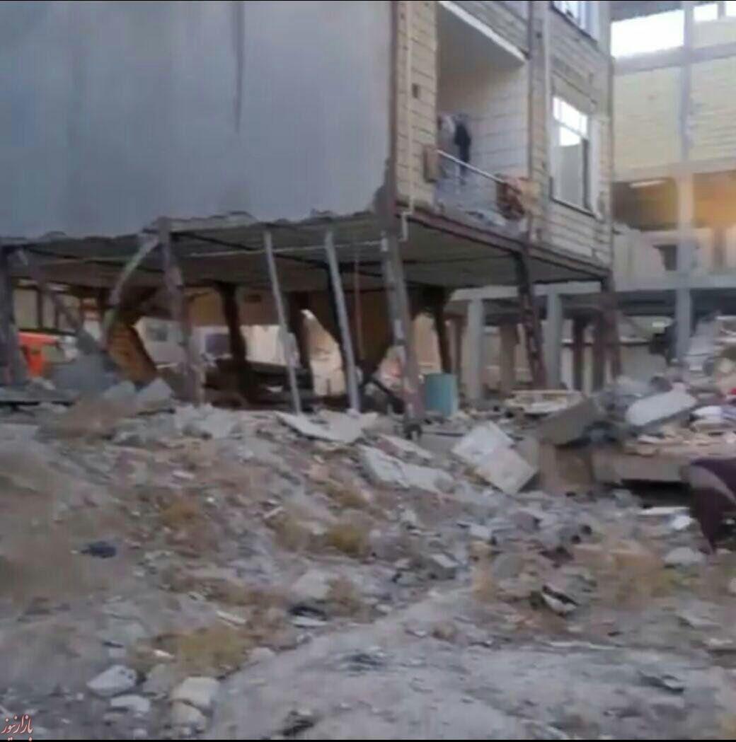 عکس: ستون های ویران شده یک ساختمان چند طبقه در سر پل زهاب