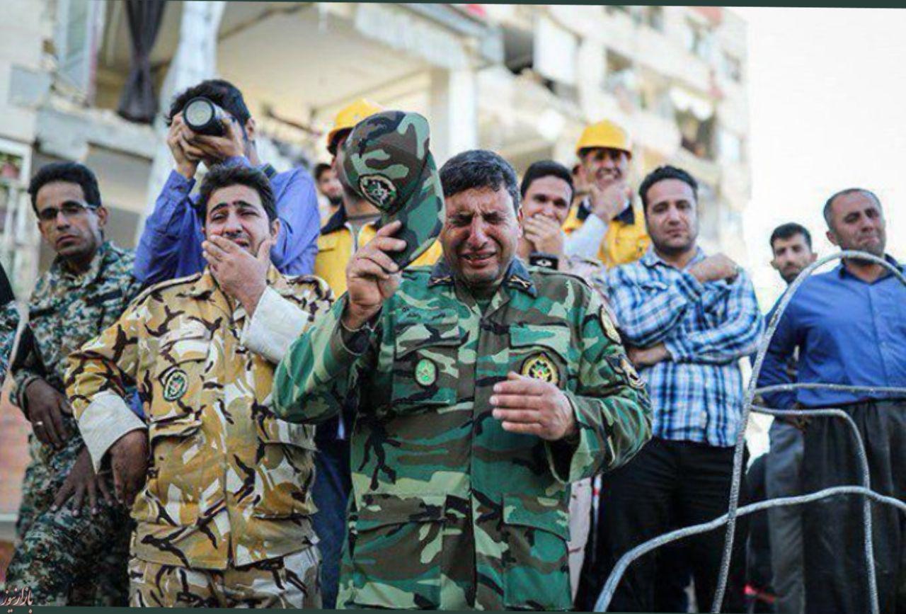 عکس: اشک های امداد رسانان ارتشی برای زلزله زدگان کرمانشاه
