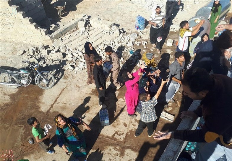 عکس: زلزله زدگان در انتظار آب و غذا