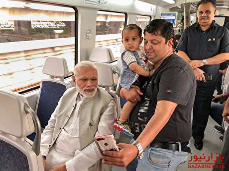 سلفی با نخست وزیر معروف در حال مترو سواری