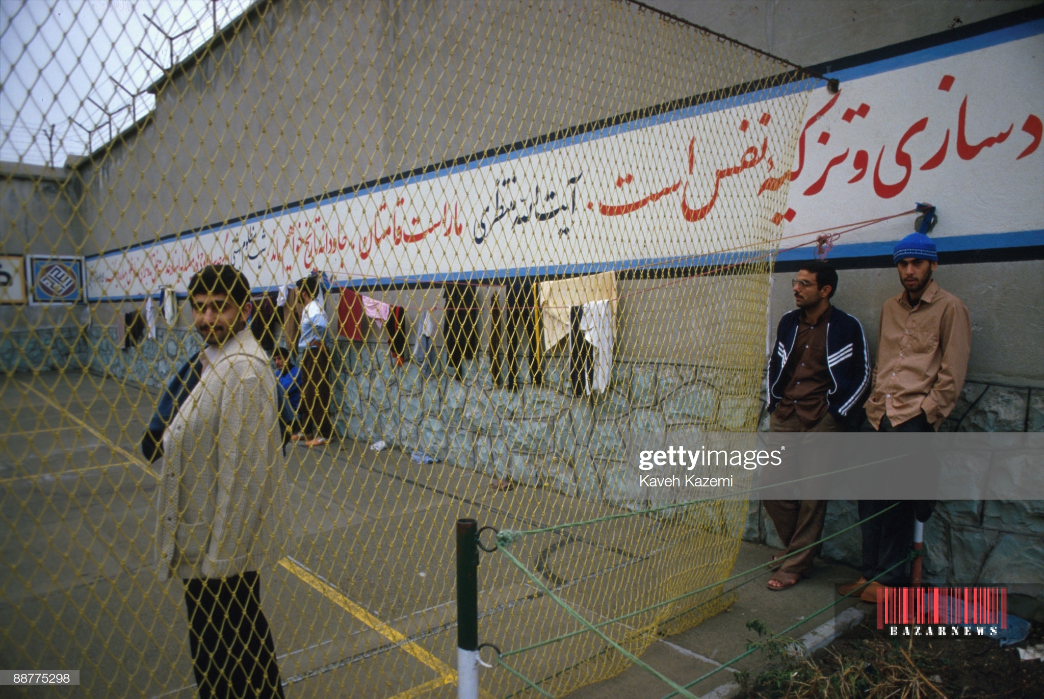 تصویری قدیمی از زمین فوتبال زندان اوین
