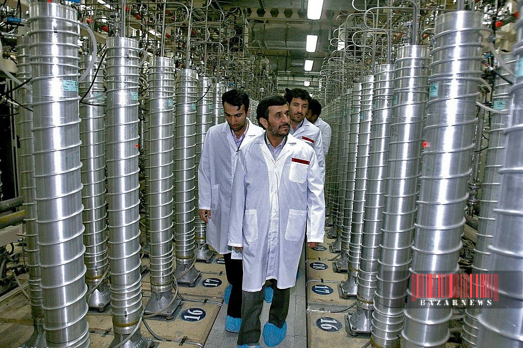بازدید احمدی نژاد از سایت هسته‌ای