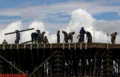 کارگران در حال ساخت یک ساختمان در بولیوی 