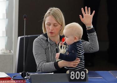 عضو سوئدی پارلمان اروپا با یک دستش رای می دهد و با دست دیگر کودکش را نگه می دارد. فرانسه