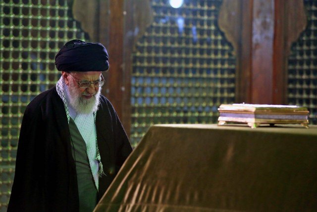 دیدار رهبر انقلاب از مزار شهدای آتش نشان و حرم امام خمینی+تصاویر