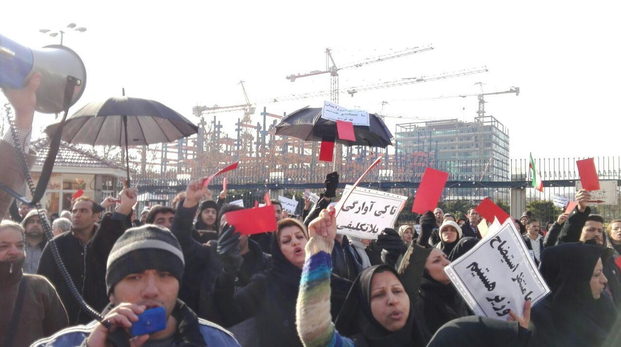 تجمع مردم مقابل مجلس در حمایت از استیضاح آخوندی + عکس