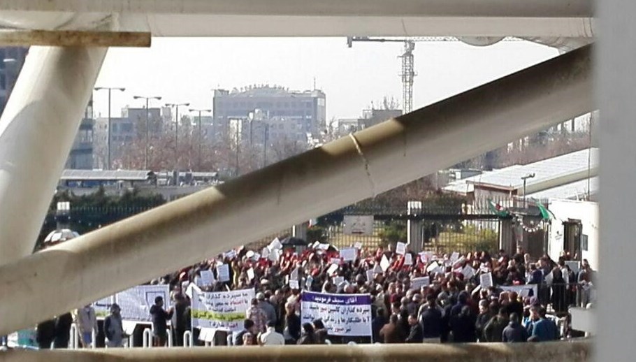 تجمع مردم مقابل مجلس در حمایت از استیضاح آخوندی + عکس