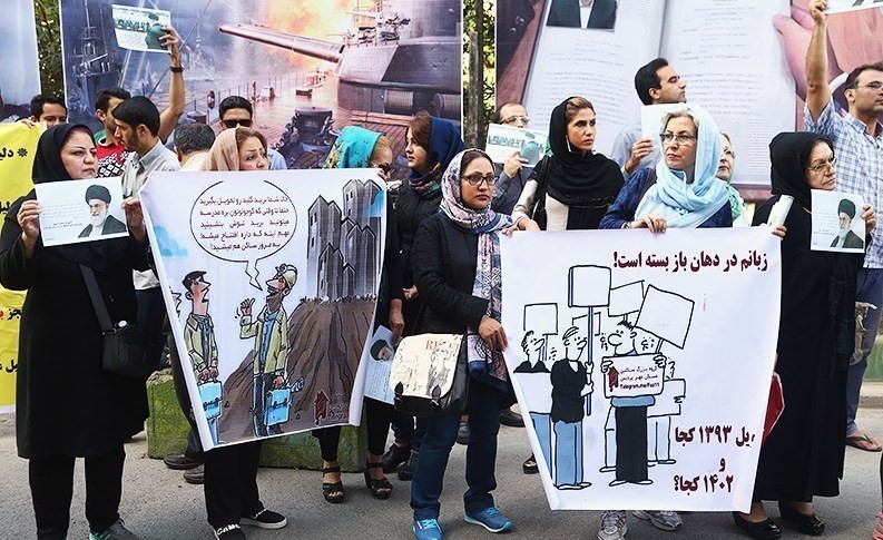 تجمع اعتراضی متقاضیان مسکن مهر مقابل ساختمان وزارت راه + عکس