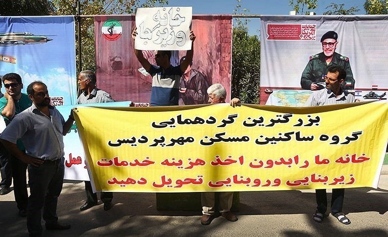 تجمع اعتراضی متقاضیان مسکن مهر مقابل ساختمان وزارت راه + عکس