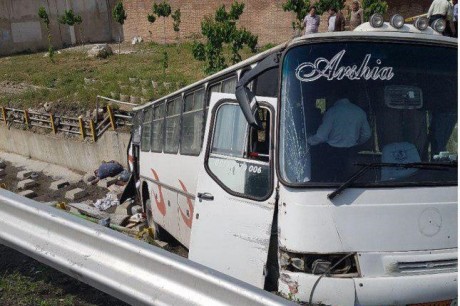 تصاویر دلخراش واژگونی اتوبوس دانش آموزان در تهران