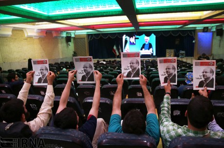 آلبوم عکس از هوادان قالیباف در هنگام مناظره