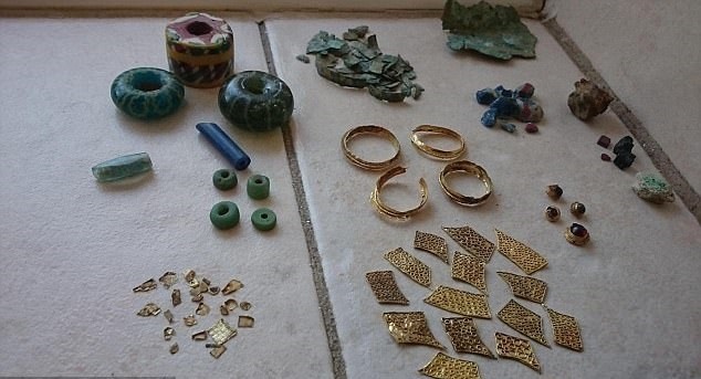 جواهرات ۱۴۰۰ ساله‌ «آنگلوساکسون‌ها» که در حیاط خانه یک بریتانیایی پیدا شد + تصاویر
