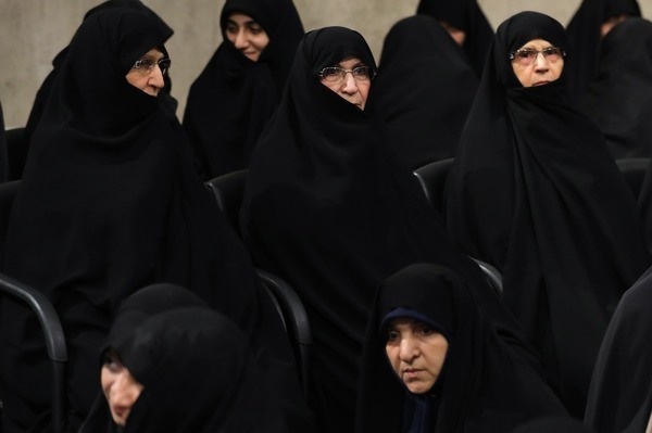 دختران امام خمینی(ره) در مراسم تنفیذ+عکس