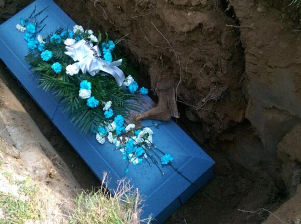 پای یک مرده در قبر مراسم تدفین را به هم ریخت+عکس18+