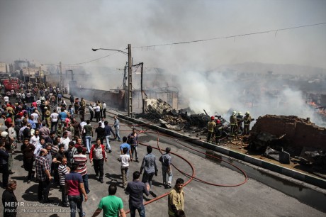 آتش سوزی گسترده در دو انبار خیابان فداییان اسلام+فیلم و عکس