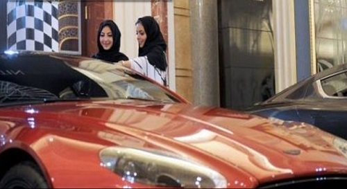 زنان عربستانی در حال خرید خودروهای لوکس+عکس