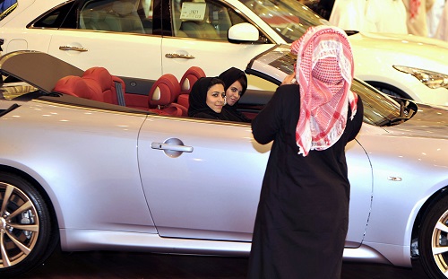 زنان عربستانی در حال خرید خودروهای لوکس+عکس