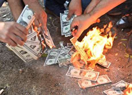 آتش زدن دلار در ترکیه