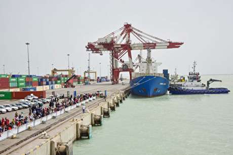 صف کشتی‌های خارجی در بندر امام خمینی (ره) برای تخلیه کالای اساسی