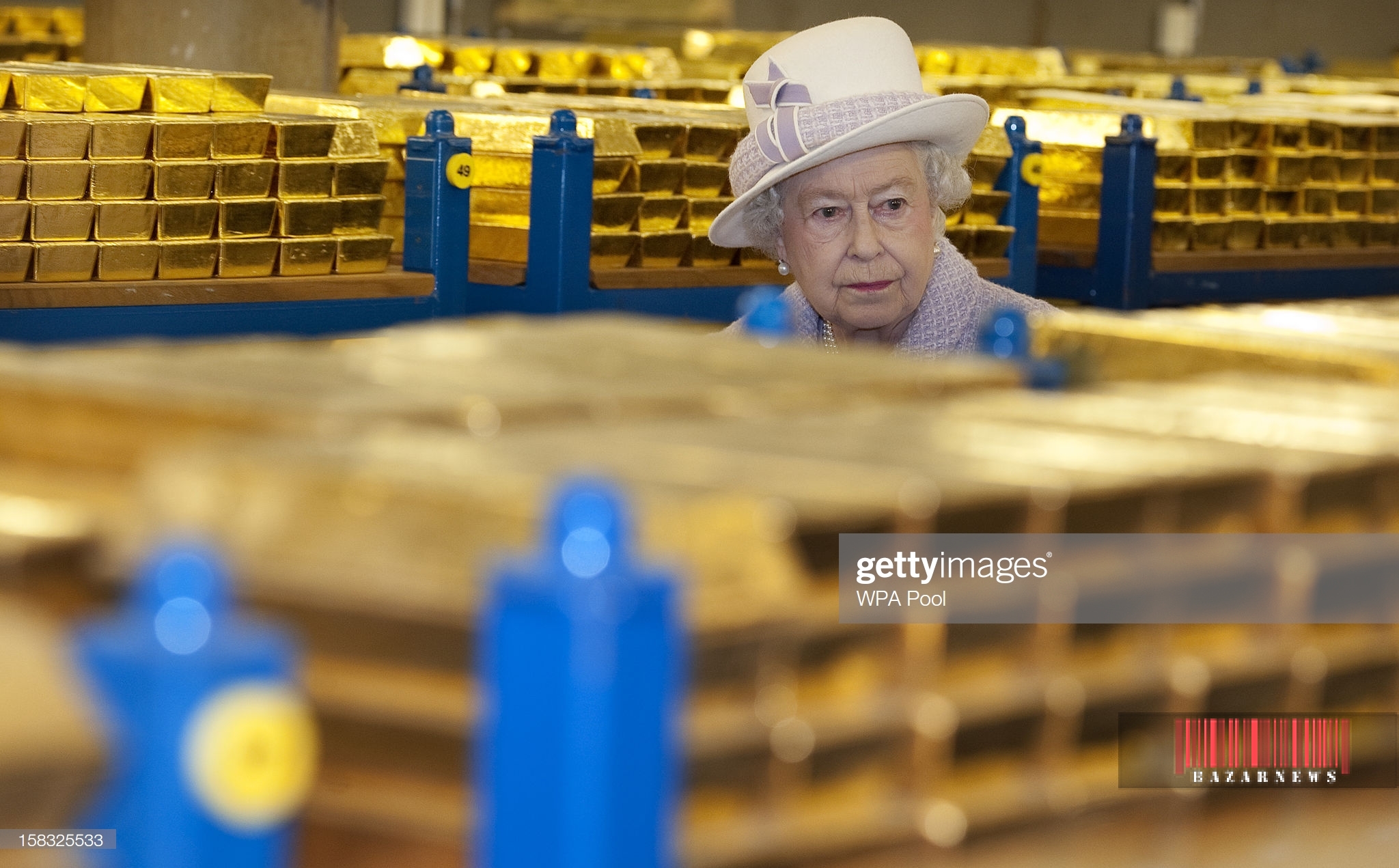 تصویر کمتر دیده شده ملکه انگلیس در بانک!