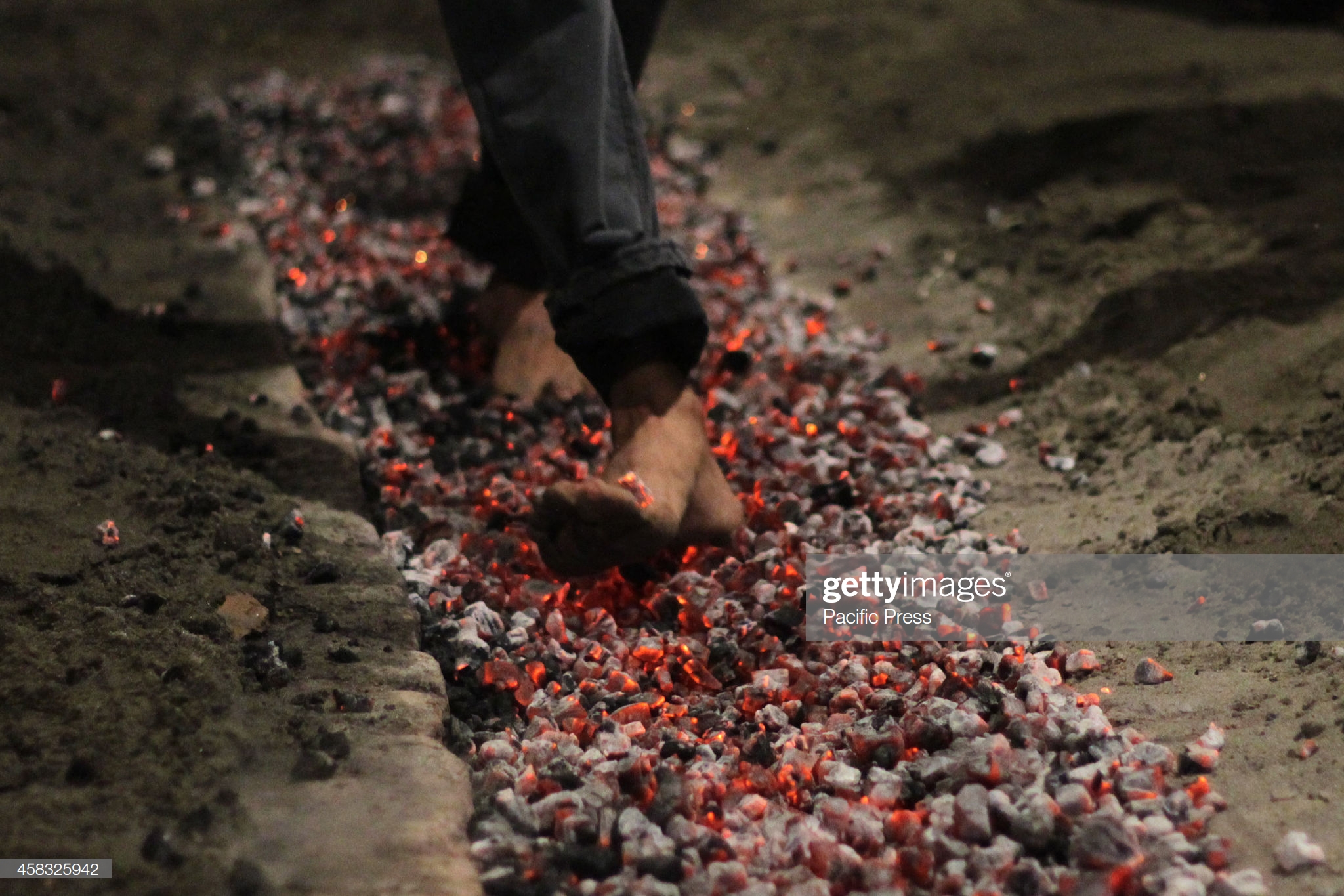 عزاداری پاکستانی‌ها روی زغال داغ