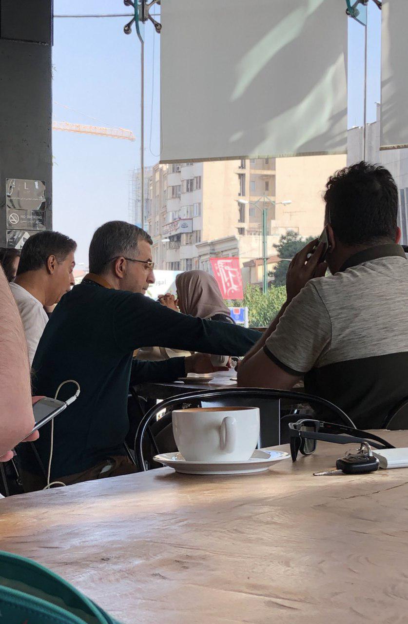 حضور اسفندیار رحیم مشایی در یک کافه