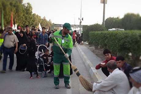 فیلمی از آمادگی پاکبانان برای تمیز کردن مسیر پیاده‌روی اربعین