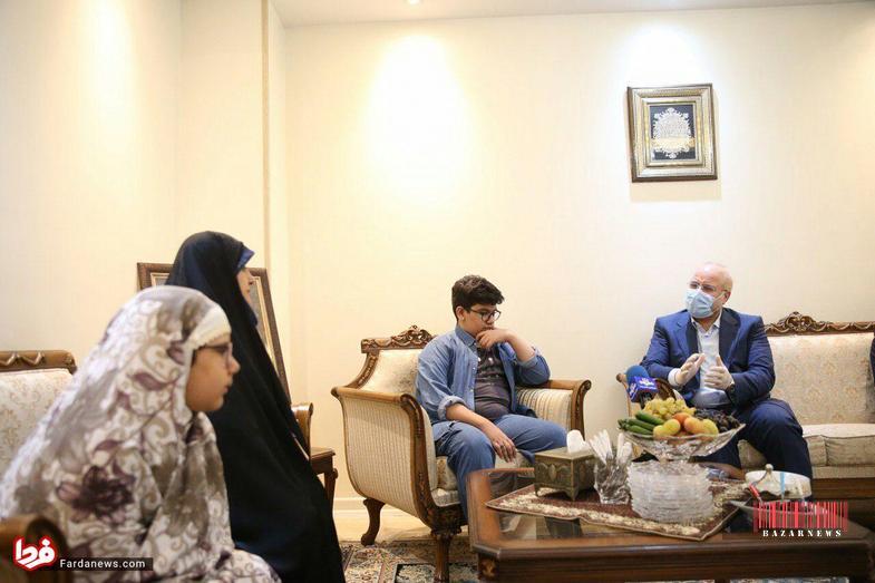 حضور رئیس مجلس در منزل شهید مدافع سلامت +عکس