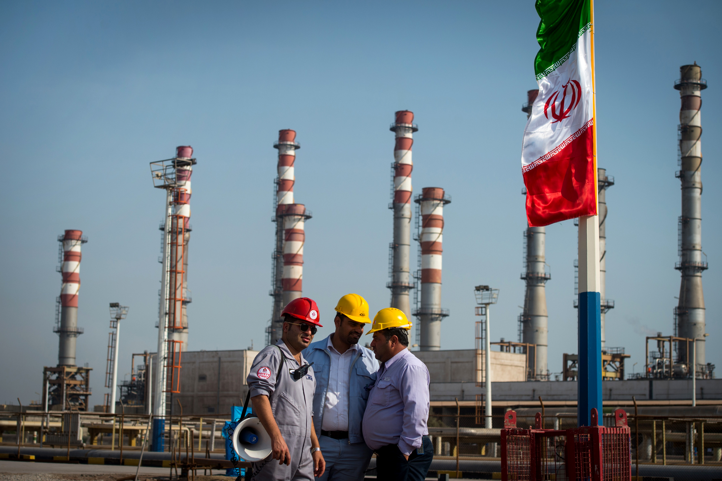 نفت ایران؛ از تحریم‌های ترامپ تا فروش یک و نیم میلیون بشکه‌ای/ بازار ارز امیدوار شد