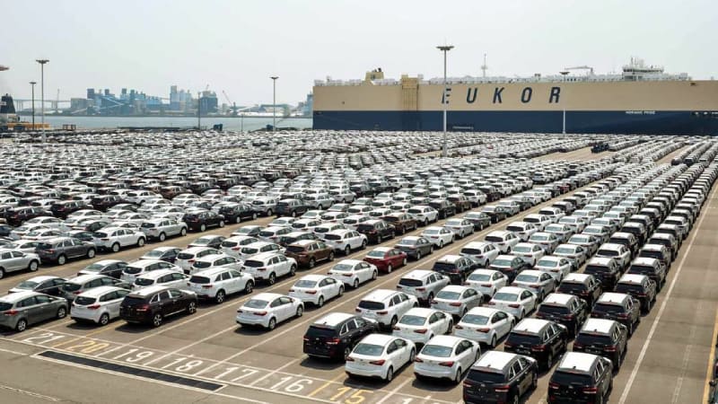 واردات خودرو در چنگ خودروسازان/ وزارت صمت واردکنندگان را بایکوت کرده است!